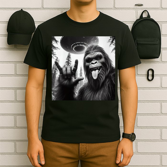 Funny Sasquatch Bigfoot Rock On Selfie With Ufo Alien T-Shirt