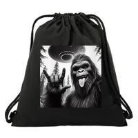 Funny Sasquatch Bigfoot Rock On Selfie With Ufo Alien Drawstring Bag