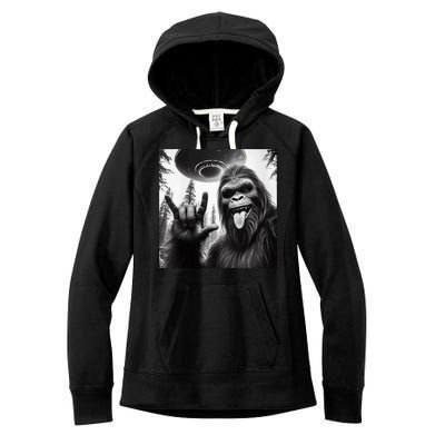 Funny Sasquatch Bigfoot Rock On Selfie With Ufo Alien Women's Fleece Hoodie
