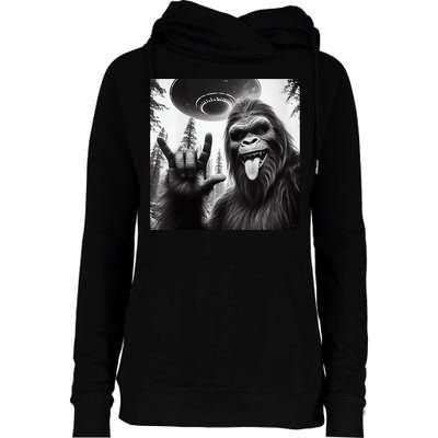 Funny Sasquatch Bigfoot Rock On Selfie With Ufo Alien Womens Funnel Neck Pullover Hood