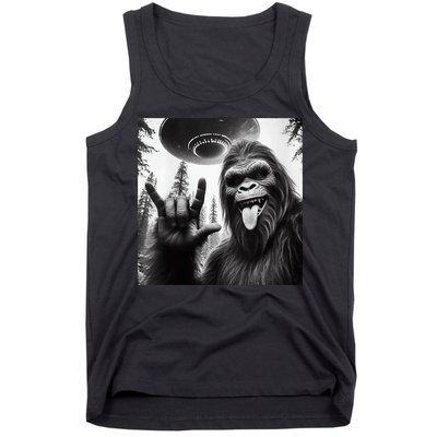 Funny Sasquatch Bigfoot Rock On Selfie With Ufo Alien Tank Top