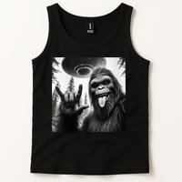 Funny Sasquatch Bigfoot Rock On Selfie With Ufo Alien Tank Top