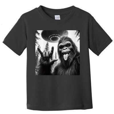 Funny Sasquatch Bigfoot Rock On Selfie With Ufo Alien Toddler T-Shirt