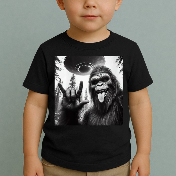 Funny Sasquatch Bigfoot Rock On Selfie With Ufo Alien Toddler T-Shirt