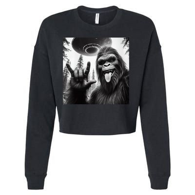 Funny Sasquatch Bigfoot Rock On Selfie With Ufo Alien Cropped Pullover Crew