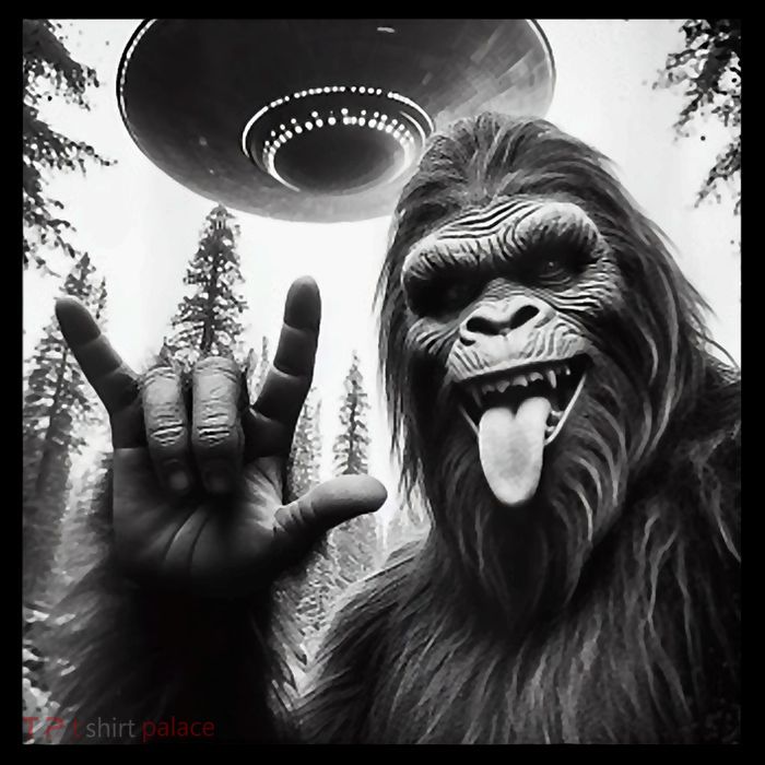 Funny Sasquatch Bigfoot Rock On Selfie With Ufo Alien Cropped Pullover Crew