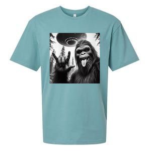 Funny Sasquatch Bigfoot Rock On Selfie With Ufo Alien Sueded Cloud Jersey T-Shirt