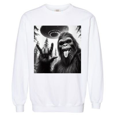 Funny Sasquatch Bigfoot Rock On Selfie With Ufo Alien Garment-Dyed Sweatshirt