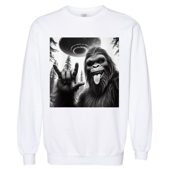 Funny Sasquatch Bigfoot Rock On Selfie With Ufo Alien Garment-Dyed Sweatshirt