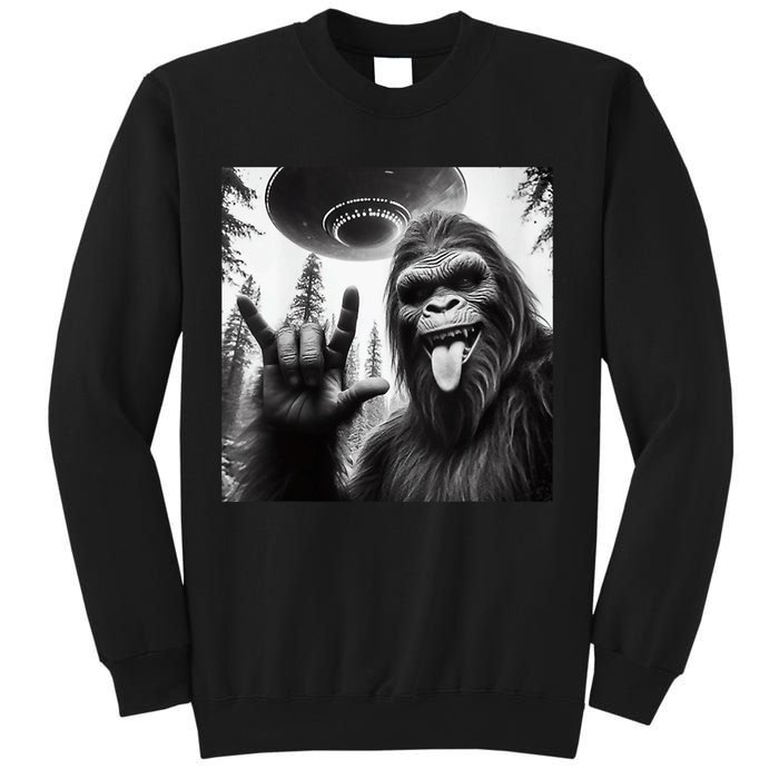 Funny Sasquatch Bigfoot Rock On Selfie With Ufo Alien Sweatshirt