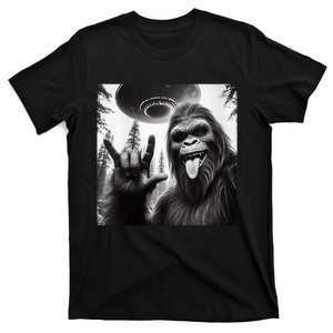 Funny Sasquatch Bigfoot Rock On Selfie With Ufo Alien T-Shirt