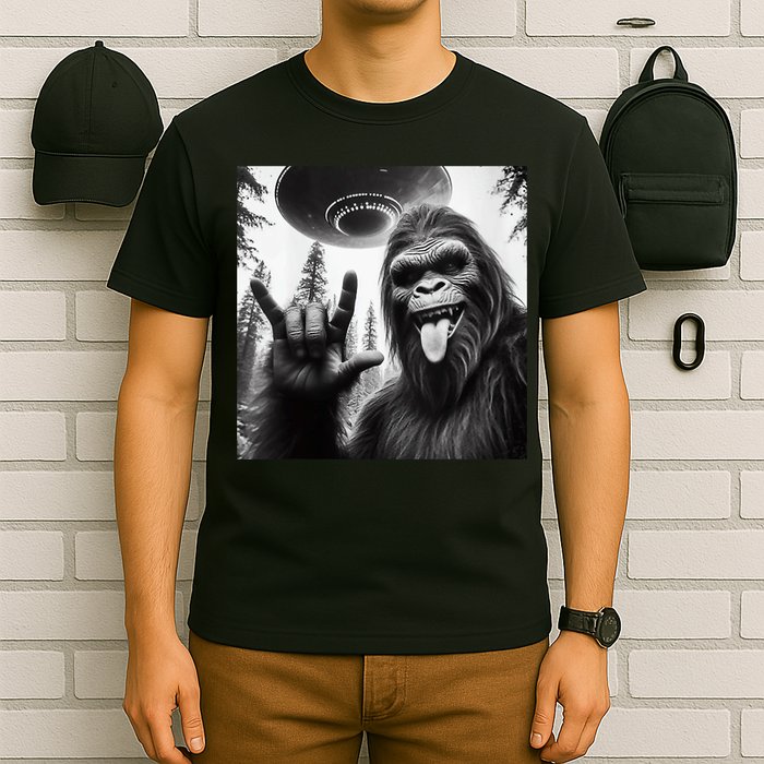 Funny Sasquatch Bigfoot Rock On Selfie With Ufo Alien T-Shirt