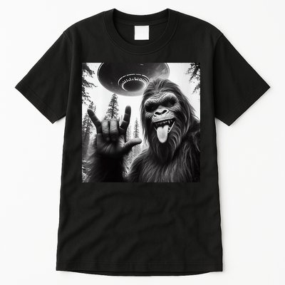 Funny Sasquatch Bigfoot Rock On Selfie With Ufo Alien Tall T-Shirt