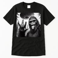 Funny Sasquatch Bigfoot Rock On Selfie With Ufo Alien Tall T-Shirt