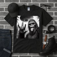 Funny Sasquatch Bigfoot Rock On Selfie With Ufo Alien Tall T-Shirt