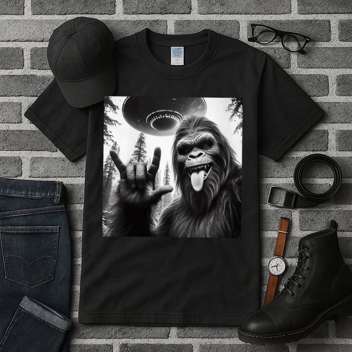 Funny Sasquatch Bigfoot Rock On Selfie With Ufo Alien Tall T-Shirt