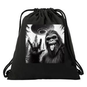 Funny Sasquatch Bigfoot Rock On Selfie With Ufo Alien Drawstring Bag