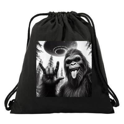 Funny Sasquatch Bigfoot Rock On Selfie With Ufo Alien Drawstring Bag