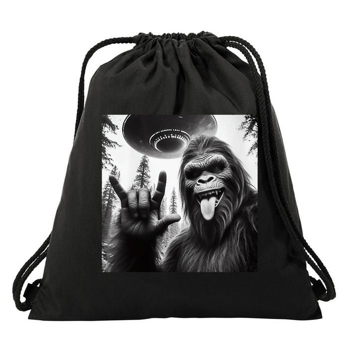Funny Sasquatch Bigfoot Rock On Selfie With Ufo Alien Drawstring Bag