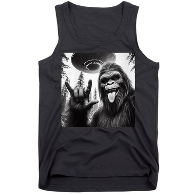Funny Sasquatch Bigfoot Rock On Selfie With Ufo Alien Tank Top