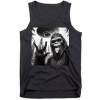 Funny Sasquatch Bigfoot Rock On Selfie With Ufo Alien Tank Top