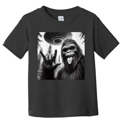 Funny Sasquatch Bigfoot Rock On Selfie With Ufo Alien Toddler T-Shirt