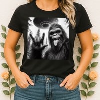 Funny Sasquatch Bigfoot Rock On Selfie With Ufo Alien Womens T-Shirt