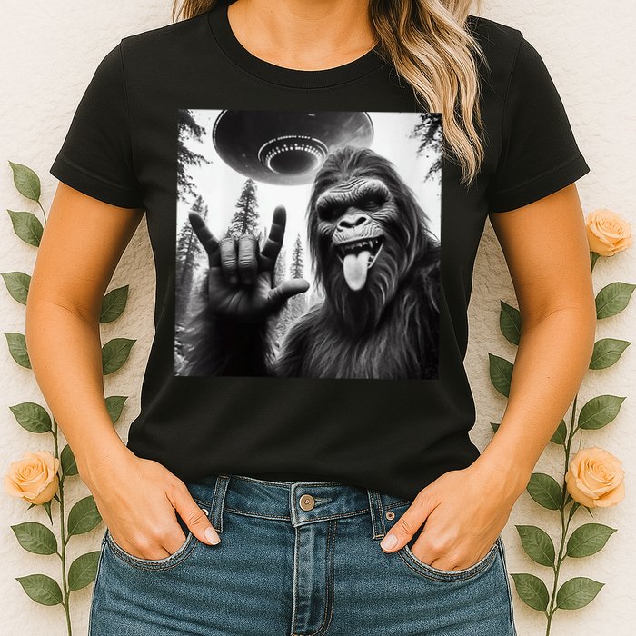 Funny Sasquatch Bigfoot Rock On Selfie With Ufo Alien Womens T-Shirt