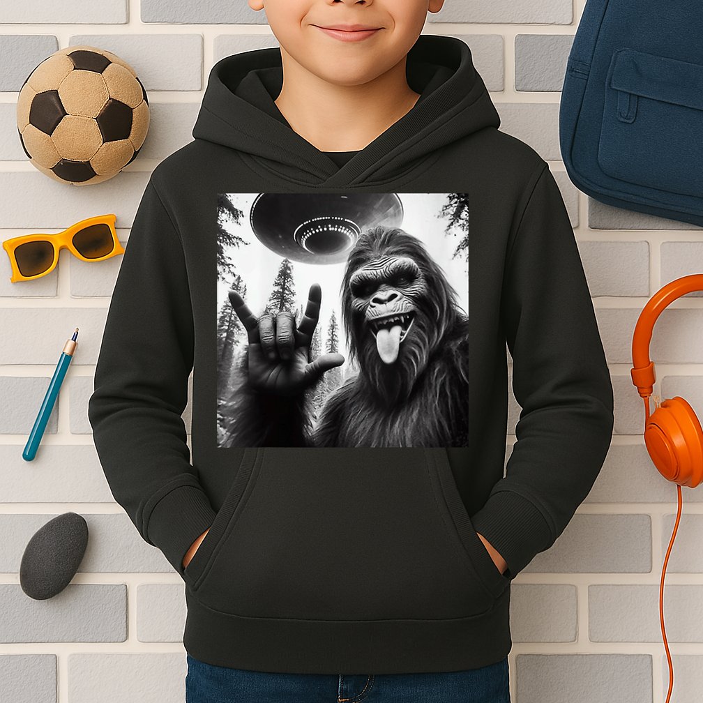 Funny Sasquatch Bigfoot Rock On Selfie With Ufo Alien Kids Hoodie