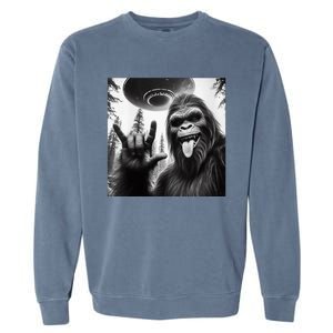 Funny Sasquatch Bigfoot Rock On Selfie With Ufo Alien Garment-Dyed Sweatshirt