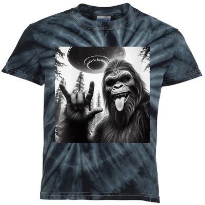 Funny Sasquatch Bigfoot Rock On Selfie With Ufo Alien Kids Tie-Dye T-Shirt