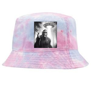 Funny Sasquatch Bigfoot Selfie With Ufo And Alien Tie-Dyed Bucket Hat