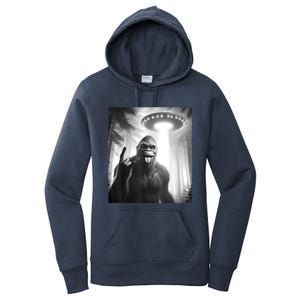 Funny Sasquatch Bigfoot Selfie With Ufo And Alien Women's Pullover Hoodie