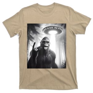 Funny Sasquatch Bigfoot Selfie With Ufo And Alien T-Shirt