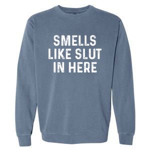 Funny Smells Like Slut In Here Gift Offensive Funny Adult Humor Gift Garment-Dyed Sweatshirt