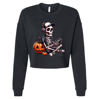 Funny Skeleton Playing Video Game Halloween Gamer Gift Cropped Pullover Crew