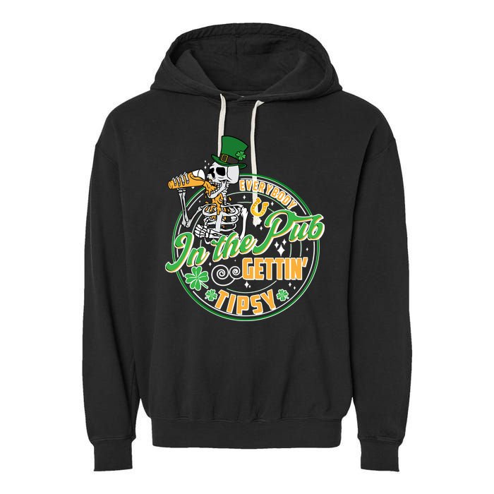 Funny St Patricks Day Everybody In The Pub Gettin Tipsy Skeleton Beer Garment-Dyed Fleece Hoodie