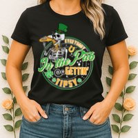 Funny St Patricks Day Everybody In The Pub Gettin Tipsy Skeleton Beer Womens T-Shirt