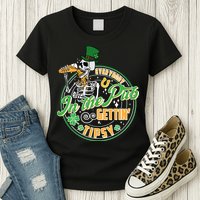 Funny St Patricks Day Everybody In The Pub Gettin Tipsy Skeleton Beer Womens T-Shirt