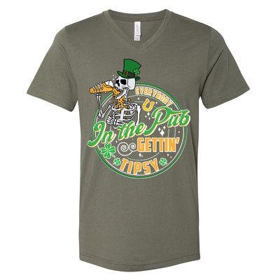 Funny St Patricks Day Everybody In The Pub Gettin Tipsy Skeleton Beer V-Neck T-Shirt