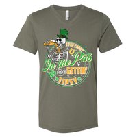 Funny St Patricks Day Everybody In The Pub Gettin Tipsy Skeleton Beer V-Neck T-Shirt