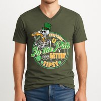 Funny St Patricks Day Everybody In The Pub Gettin Tipsy Skeleton Beer V-Neck T-Shirt