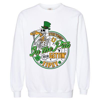Funny St Patricks Day Everybody In The Pub Gettin Tipsy Skeleton Beer Garment-Dyed Sweatshirt