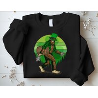 Funny St Patrick's Day Leprechaun Sasquatch With Beer Sweatshirt