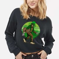 Funny St Patrick's Day Leprechaun Sasquatch With Beer Cropped Pullover Crew