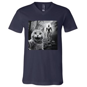 Funny Surprised Scared Cat Selfie With Robot V-Neck T-Shirt