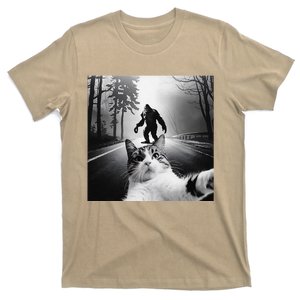 Funny Surprised Scared Cat Selfie With Sasquatsch Bigfoot T-Shirt