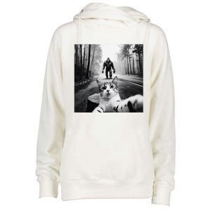 Funny Surprised Scared Cat Selfie With Sasquatsch Bigfoot Womens Funnel Neck Pullover Hood