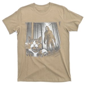 Funny Surprised Scared Cat Selfie With Sasquatsch Bigfoot T-Shirt