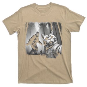 Funny Surprised Scared Cat Selfie With Sasquatsch Bigfoot T-Shirt